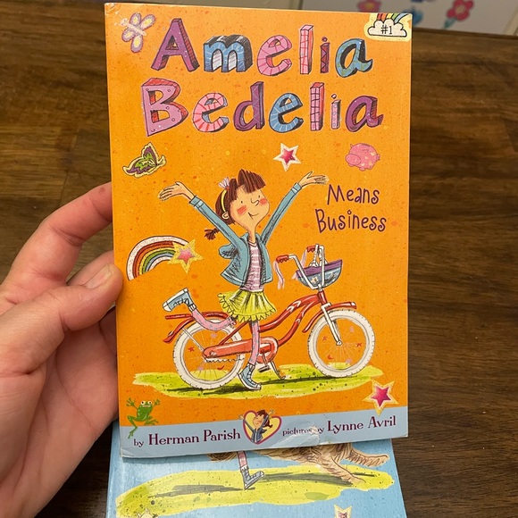 Amelia Bedelia includes books 1 through 5 - Picture 3 of 8
